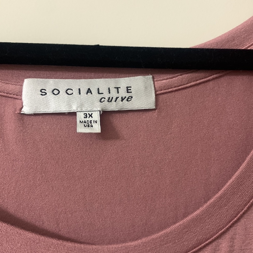 Socialite Curve Front Twist Scoop Neck Top - Picture 3 of 4
